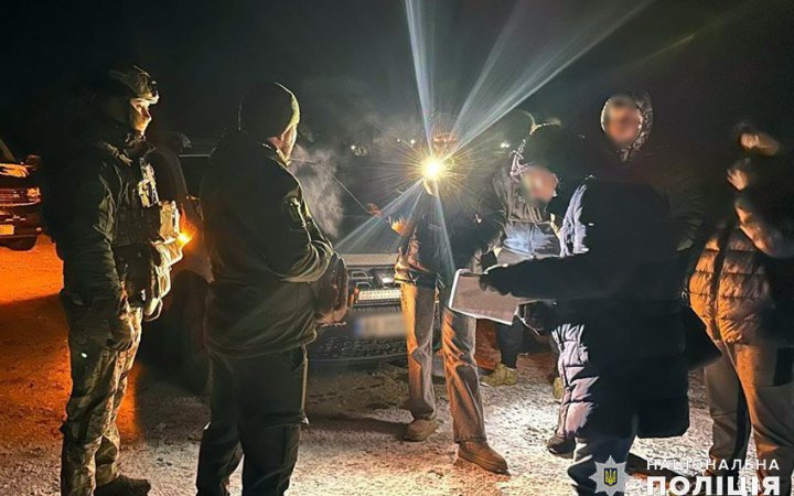 Мешканець Кам'янця-Подільського та посадовець ТЦК Буковини організували "виїзд" чоловіків у Молдову