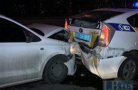 У Києві водій врізався в "Пріус" патрульних, які оформляли ДТП