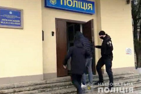 В Одеській області ймовірні шахраї на "Мерседесі" наїхали на поліцейських і пошкодили два авто 