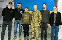 Сирський зустрівся з волонтером Стерненком