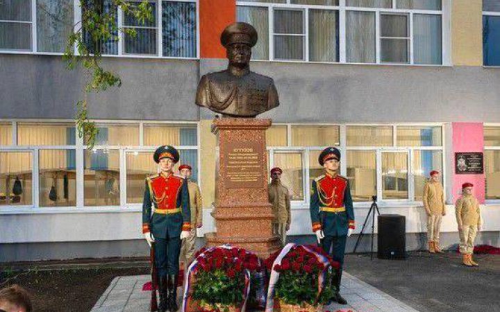 Росіяни встановили у Маріуполі пам’ятник генералу-окупанту