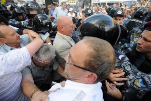 "Батькивщина" обжалует запрет акций протеста у стен суда