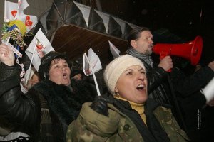 Сторонники Тимошенко собираются у стен СИЗО