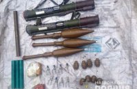 В Донецкой области полиция нашла схрон оружия в частном домохозяйстве 