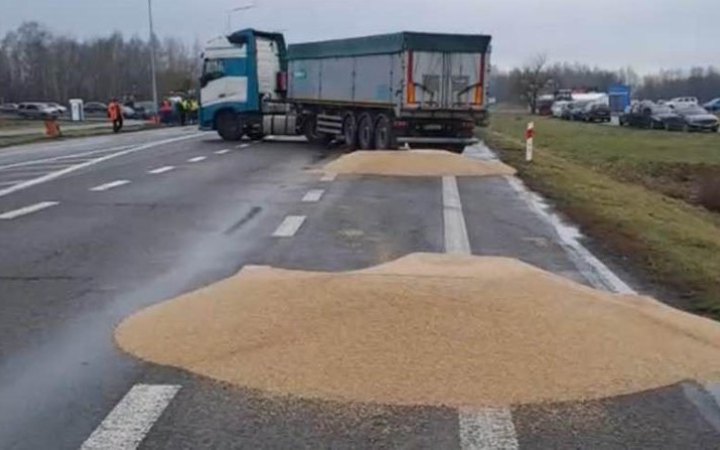 Польський міністр назвав "актом відчаю" розсипання українського зерна на дорогу і обурився реакцією посадовців України
