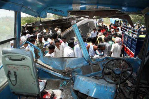 В Индии автобус упал в ущелье: 25 жертв