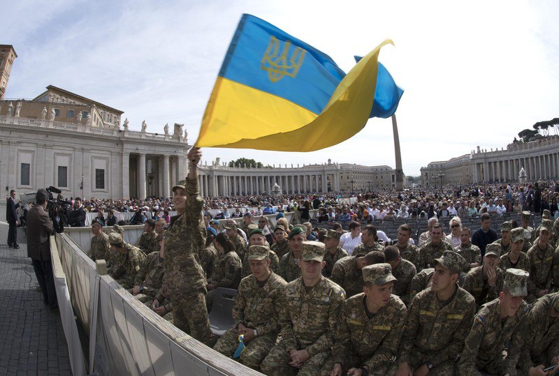 Військовослужбовці з України під час загальної аудієнції Папи Франциска у Ватикані, 25 травня 2016 р.