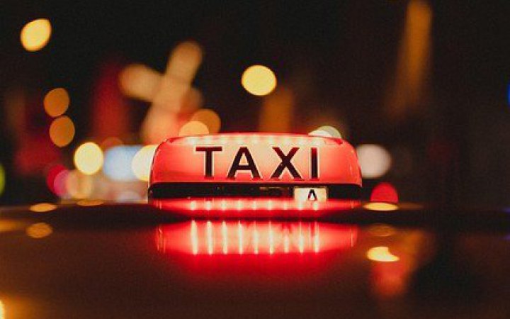 Таксі в Києві працюватиме в комендантську годину 