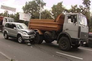 В Киеве грузовик разбил 9 автомобилей