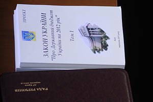 Литвин передал госбюджет-2012 на подпись Януковичу