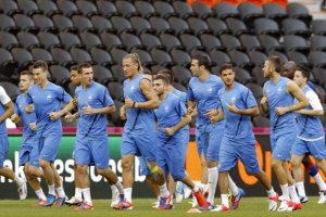 Французские футболисты передали украинскому Красному Кресту кровати для больных СПИДом