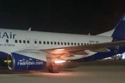 ​В аэропорту Тель-Авива у "Боинга-737" перед взлетом загорелся двигатель