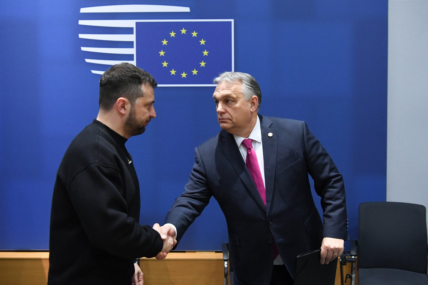 Президент України Володимир Зеленський і прем'єр-міністр Угорщини Віктор Орбан під час саміту лідерів Євросоюзу у Брюсселі
