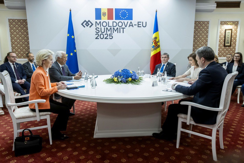 Зліва направо: Президент Європейської комісії Урсула фон дер Ляєн, президент Європейської ради Антоніо Коста, президент Молдови
Мая Санду та прем’єр-міністр Молдови Дорін Речан беруть участь у саміті ЄС — Молдова в Кишиневі, 4 липня 2025 р.