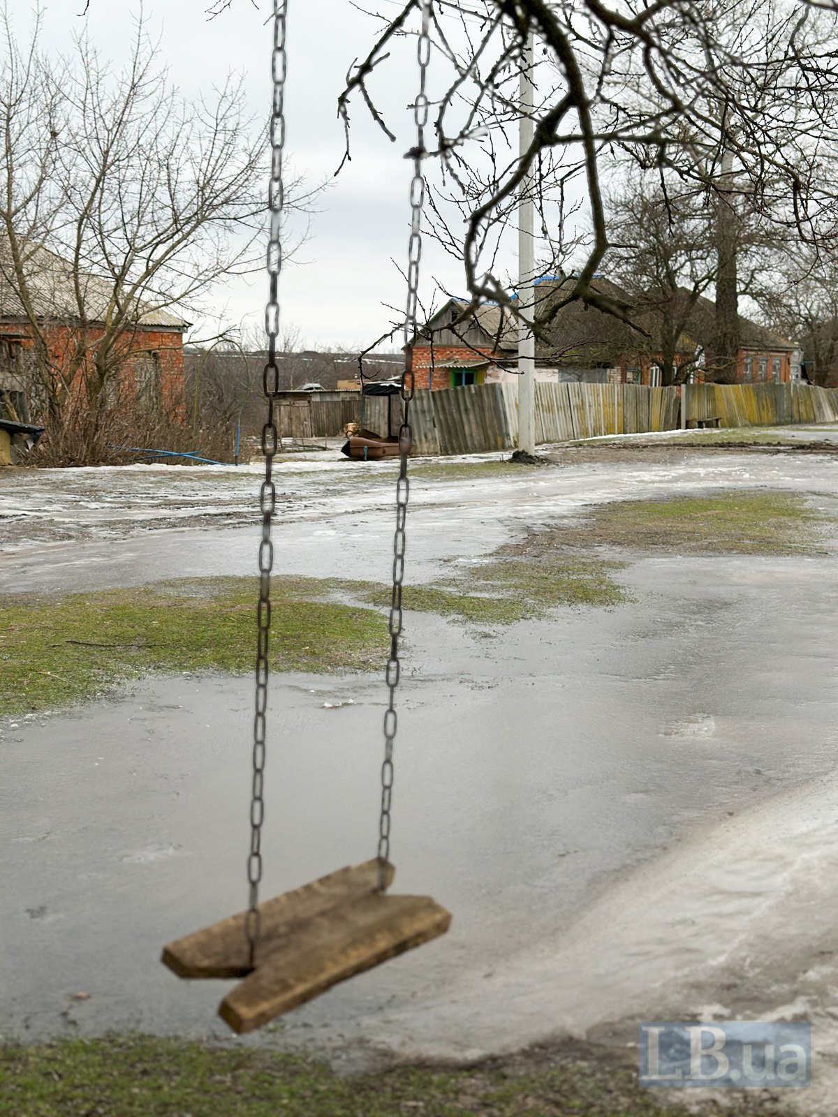 Вулична гойдалка у селі Нурове.