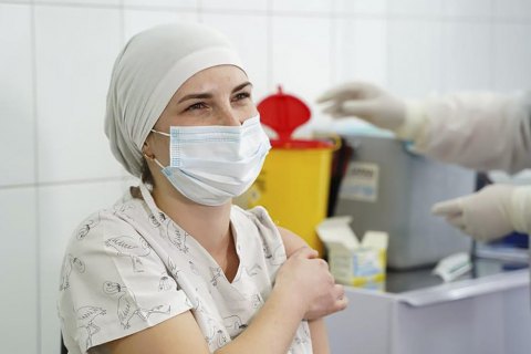 Более 7 млн украинцев получили первую прививку от коронавируса