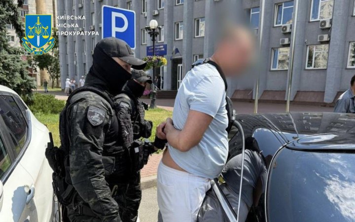 У Києві повідомили про підозру чоловікові, який за $15000 обіцяв допомогти виїхати за кордон