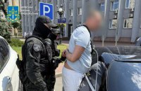 У Києві повідомили про підозру чоловікові, який за $15000 обіцяв допомогти виїхати за кордон