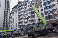 У пошкодженому російськими обстрілами будинку Києва відновили рятувальні роботи
