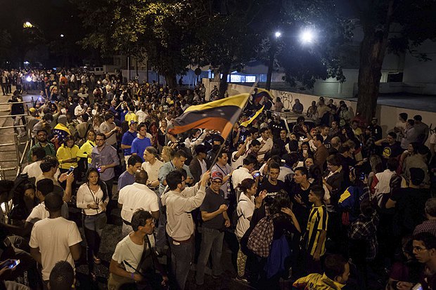Венесуэльцы празднуют победу оппозиции