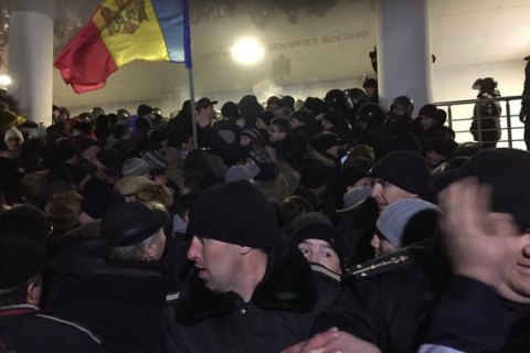 В Молдове взяли штурмом парламент