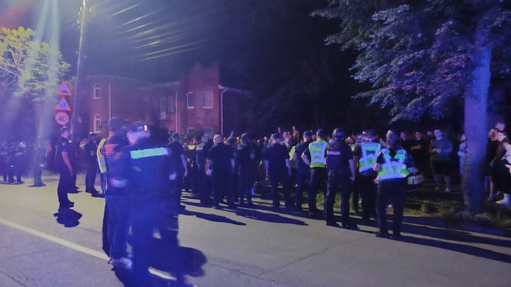 Люди мітингують біля стадіону у Вінниці, куди привезли чоловіків у рамках мобілізації 1 серпня 2025 року 