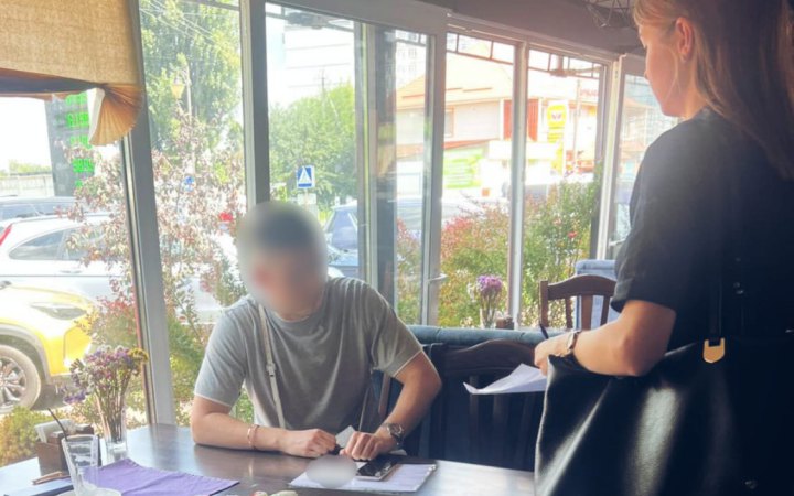 Поліцейські Київщини підозрюють чоловіка у наданні хабара для знятті з військового обліку