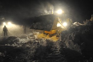 МЧСники высвобождали на Донбассе из снежного плена автобусы и скорые