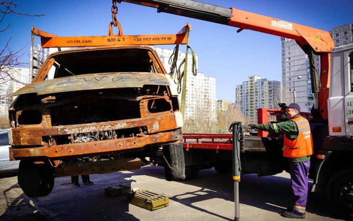 Від початку року в Києві евакуювали 162 покинуті або згорілі машини