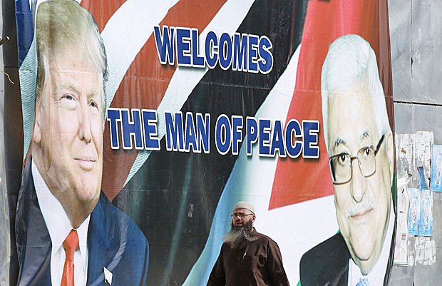 Приветственный плакат на улице Вифлеема, Западный берег, в день встречи президента США Дональда Трампа с президентом Палестины
Махмудом Аббасом в Вифлееме, Западный берег, 23 мая 2017.