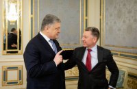 Порошенко обсудил с Волкером ответ на агрессию России