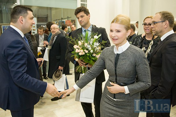 Юлия Тимошенко здоровается с Владимиром Гройсманом, справа на фоне - Александра Кужель и Сергей Власенко