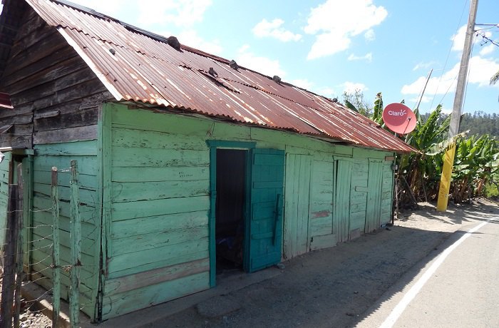 Ось так живе село – нараз у дощаному сараї, але з обов’язковою «тарілкою» на даху