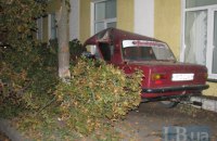 У центрі Києва "копійка" знесла дерево і врізалася в будинок