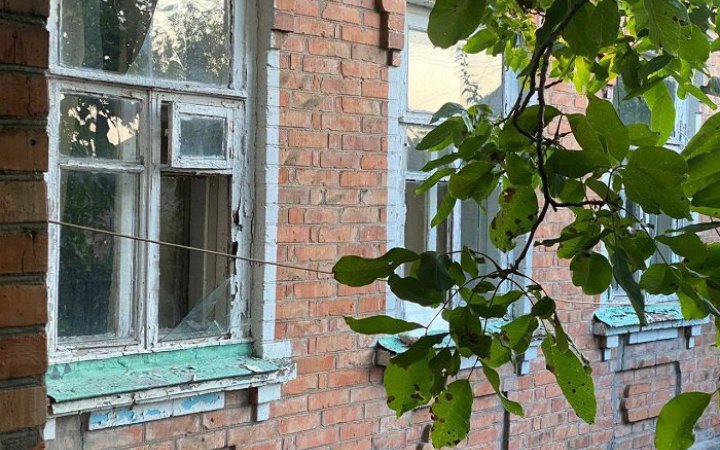 Унаслідок ворожих обстрілів Дніпропетровщини пошкоджені будинки та школи