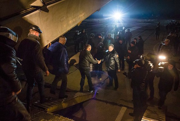 Порошенко встречает освобожденных из плена в военном аэропорту Василькова
