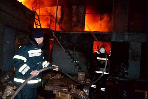 На одесском рынке "7-й километр" сгорел двухэтажный склад
