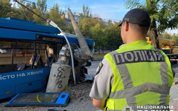 У Миколаєві тролейбус врізався в стовп, постраждали шестеро пасажирів