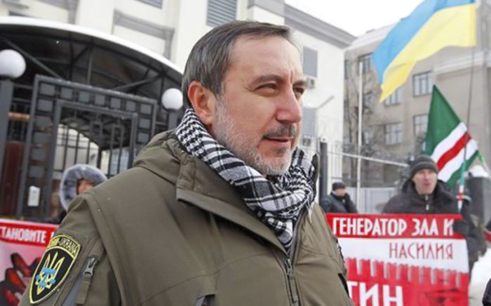 Ленур Ислямов во время акции протеста под посольством РФ в Киеве