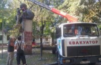 Во Львове демонтировали памятник советскому писателю Тудору