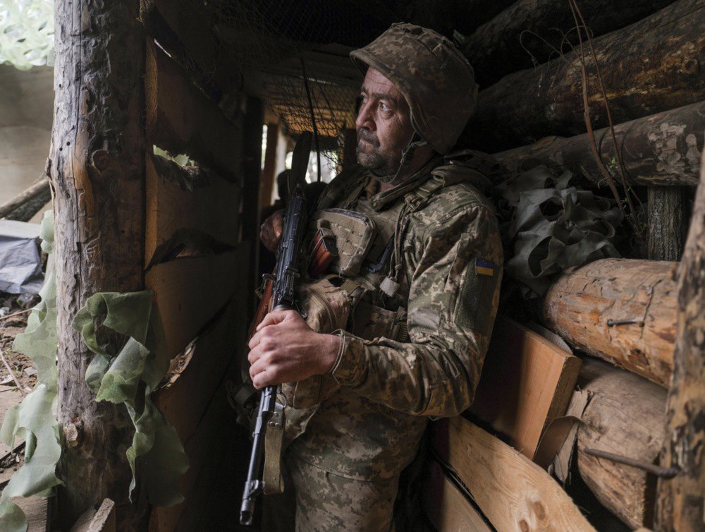 Боєць 93 ОМБр на вогневих позиціях поблизу Костянтинівки, Донецька обл., 24 квітня 2025 року.