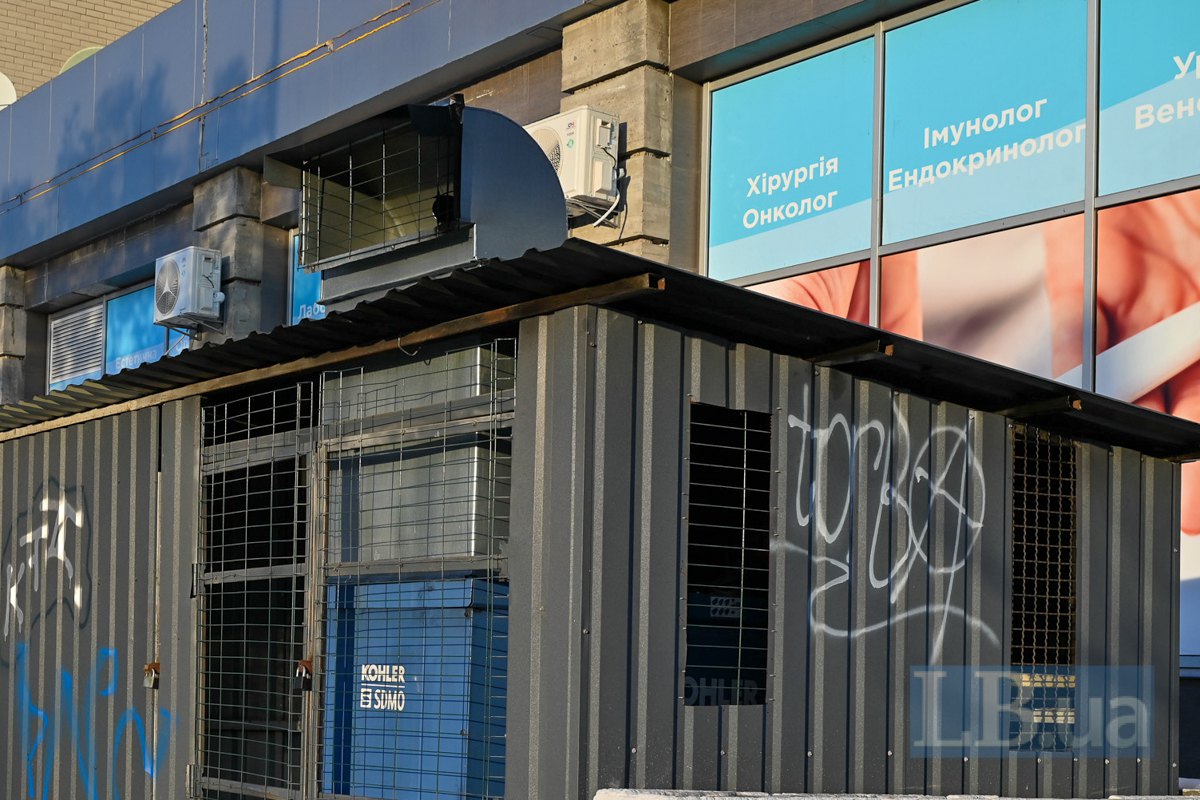 Дизельний генератор на вулиці Києва.