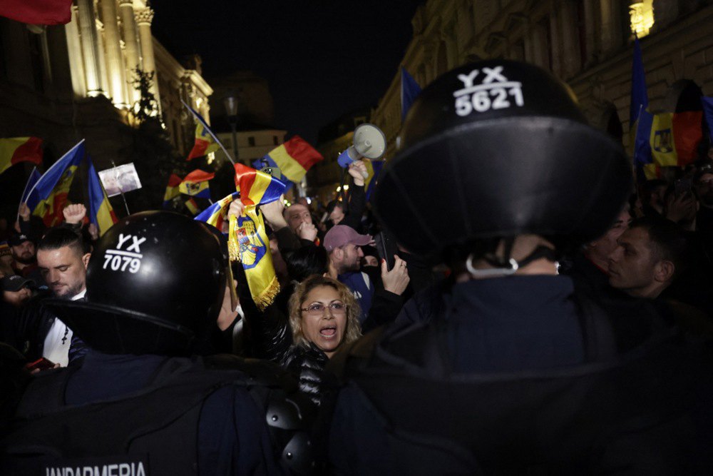 Прихильники Джорджеску протестують перед ЦВК в Бухаресті, 9 березня 2025 р