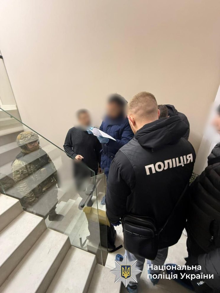 Правоохоронці проводять обшуки 