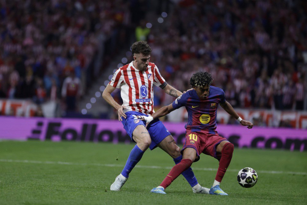 Ямаль закриває м'яч корпусом