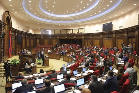 Парламент Армении не поддержал проведение досрочных выборов в этом году