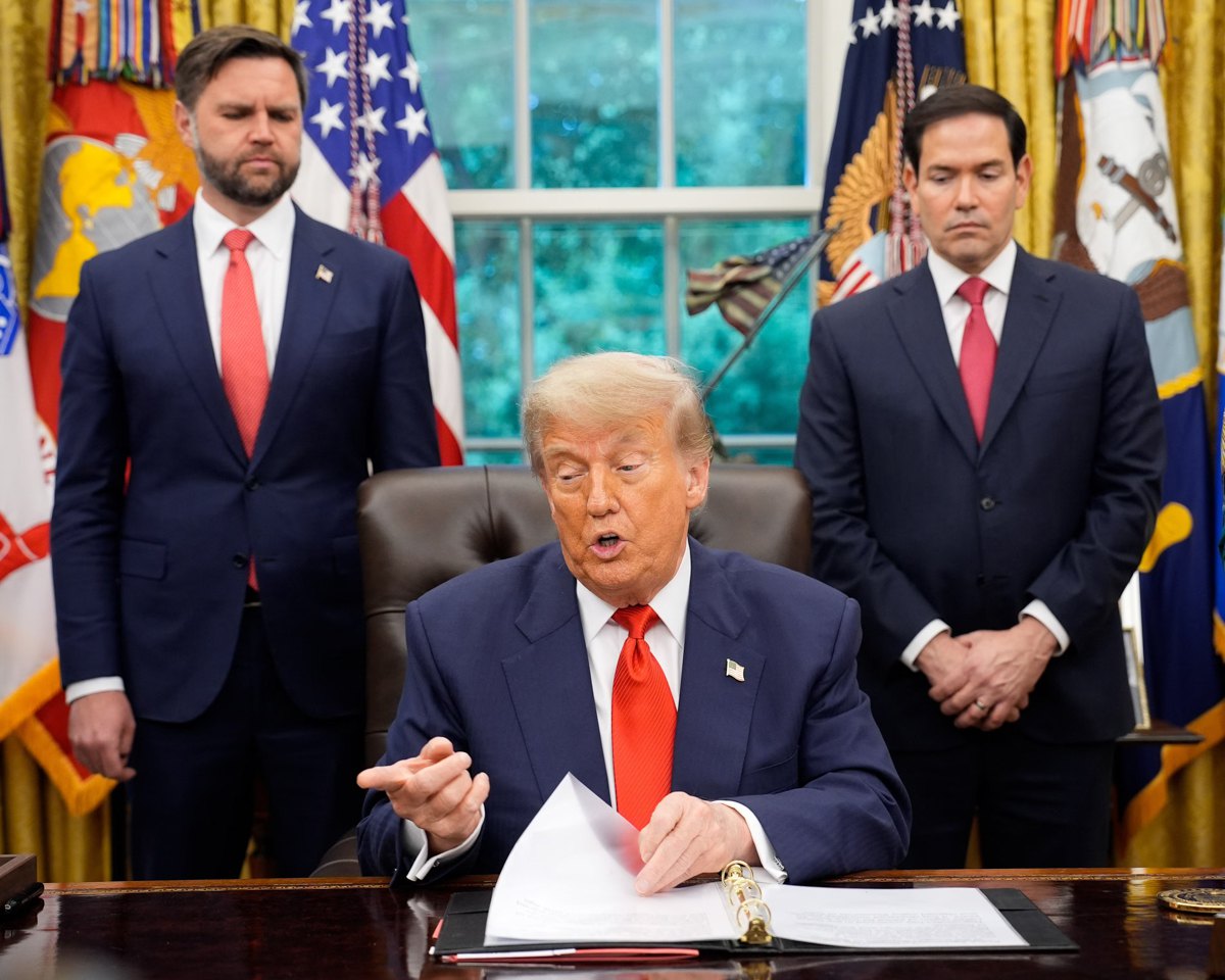Дональд Трамп, Джей Ді Венс та Марко Рубіо (праворуч) в Овальному кабінеті, 27 червня 2025 року.