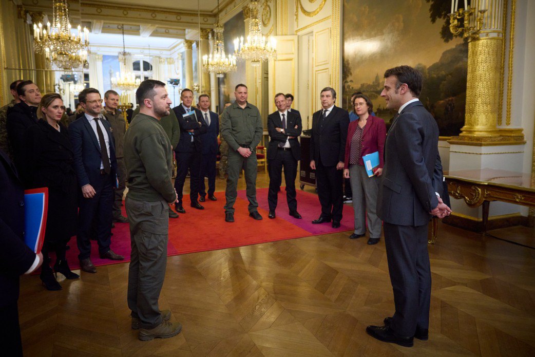 Макрон вручає президенту Зеленському орден Почесного легіону. Париж, 9 лютого 2023 року.