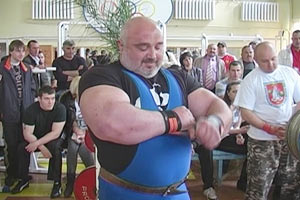 Батюшка из Одесской области выжал штангу весом 220 кг