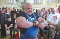 Батюшка из Одесской области выжал штангу весом 220 кг